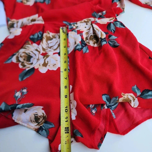 Trixxi Romper Women’s Red Floral Short Bell Sleeve Scalloped V-neck Sz M - Picture 11 of 14